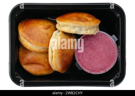 Pfannkuchen mit Marmelade in der Lunchbox auf weißem Hintergrund Stockfoto