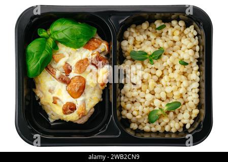 Fleisch gebacken mit Pilzen in einer Lunchbox auf weißem Hintergrund Stockfoto