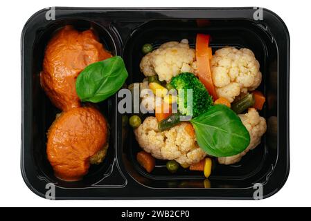 Fleischbällchen in Soße mit Gemüsebeilage in der Lunchbox auf weiß Stockfoto