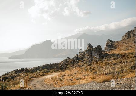 Malerischer Blick auf die Küste Kretas mit Bergen im Hintergrund Stockfoto