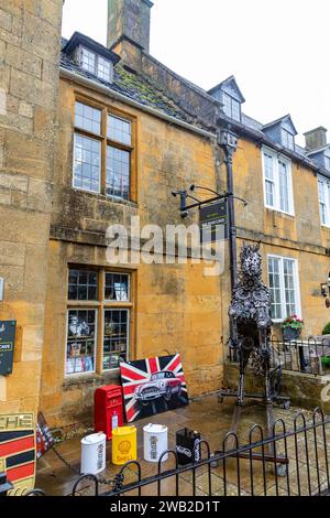 Der man Cave Broadway Store mit Oldtimer- und Kunstdrucken, High Street Broadway, Worcestershire, The cotswolds, England, UK, 2023 Stockfoto