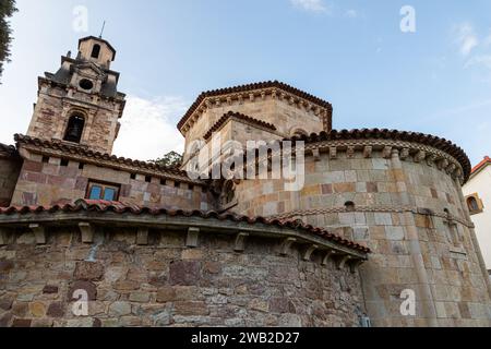 Puente Viesgo, Spanien. Die Iglesia de San Miguel (St. Michaelis Kirche), ein Beispiel für neoromanische Architektur in Kantabrien Stockfoto