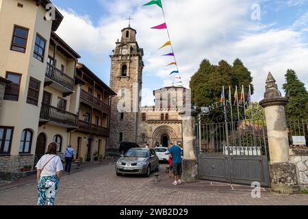 Puente Viesgo, Spanien. Die Iglesia de San Miguel (St. Michaelis Kirche), ein Beispiel für neoromanische Architektur in Kantabrien Stockfoto