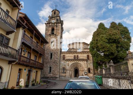 Puente Viesgo, Spanien. Die Iglesia de San Miguel (St. Michaelis Kirche), ein Beispiel für neoromanische Architektur in Kantabrien Stockfoto