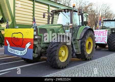 Berlin, Deutschland 08. Januar 2024: Bauernproteste in Berlin - Januar 2024 im Bild: Traktor von Föhr mit Transparent lieber Tod als Sklave *** Berlin, Deutschland 08 Januar 2024 Bauernproteste in Berlin Januar 2024 Foto: XFotostandx/xReuhlx Stockfoto