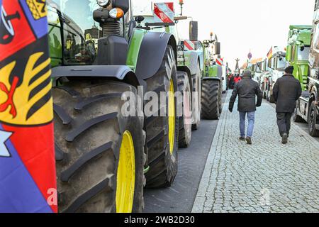 Berlin, Deutschland 08. Januar 2024: Bauernproteste in Berlin - Januar 2024 im Bild: Reihe von Traktoren, im Hintergrund die Skulptur der Rufer von Gerhard Marcks *** Berlin, Deutschland 08 Januar 2024 Bauernproteste in Berlin Januar 2024 in der Bilderreihe Traktoren, im Hintergrund die Skulptur der Anrufer von Gerhard Marcks Copyright: xFotostandx/xReuhlx Stockfoto