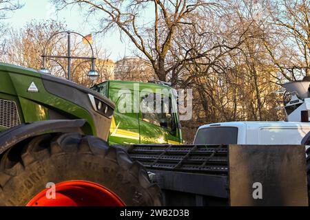 Berlin, Deutschland 08. Januar 2024: Bauernproteste in Berlin - Januar 2024 im Bild: Traktor mit Reichstagsgebäude und Reichstagskuppel im Hintergrund *** Berlin 08 Januar 2024 Bauernproteste in Berlin Januar 2024 im Bild Traktor mit Reichstagsgebäude und Reichstagskuppel im Hintergrund Copyright: XFotostandx/xReuhlx Stockfoto