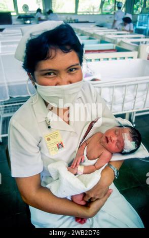 Indonesien, Jakarta - Krankenschwester hält Neugeborenes in einer Klinik. Stockfoto