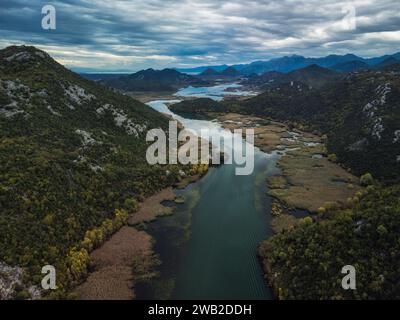 Aus der Vogelperspektive auf Rijeka Crnojevica und den fernen Skadar-See Stockfoto