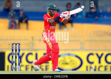 Colombo, Sri Lanka. Januar 2024. Milton Shumba spielt einen Schuss während des zweiten eintägigen internationalen Cricket-Spiels zwischen Sri Lanka und Simbabwe im R. Premadasa Stadium in Colombo am 08. Januar 2024. Viraj Kothalwala/Alamy Live News Stockfoto