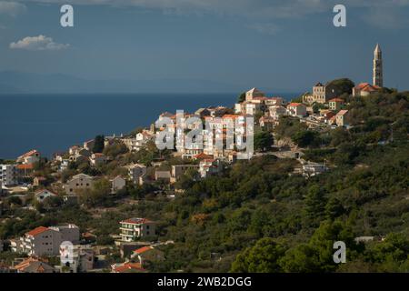 Turm und Gebäude auf einem Hügel entlang der kroatischen Küste Stockfoto