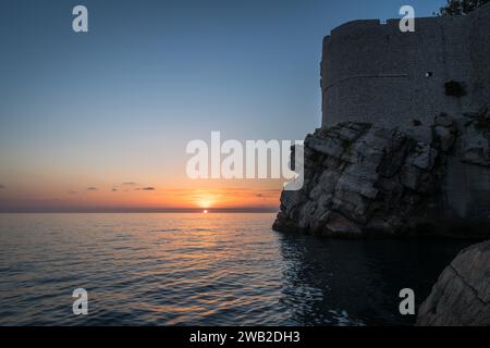 Sonnenuntergang auf dem Meer in der Nähe der Stadtmauern von Dubrovnik Stockfoto