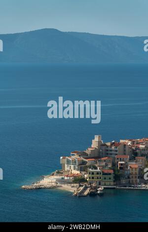 Küstenstadt Igrane mit dem Meer und der Insel Hvar Stockfoto