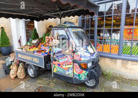 Broadway-Dorf in den Cotswolds, Broadway Deli-Geschäft mit Lebensmitteln und Gemüse, Worcestershire, England, Großbritannien, mit italienischem piaggio APE Van Stockfoto