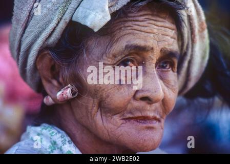 Indonesien, Bali - Marketwoman hält Geld im Ohr. Stockfoto