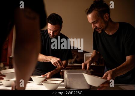 Ein Team von Köchen, die Speisen in einem Restaurant servieren. Stockfoto