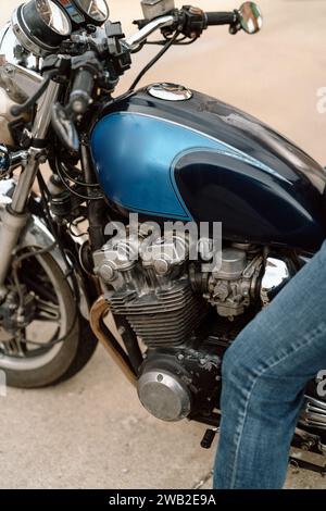 Nahaufnahme des blauen Vintage-Motorrads und des Chrommotors Stockfoto