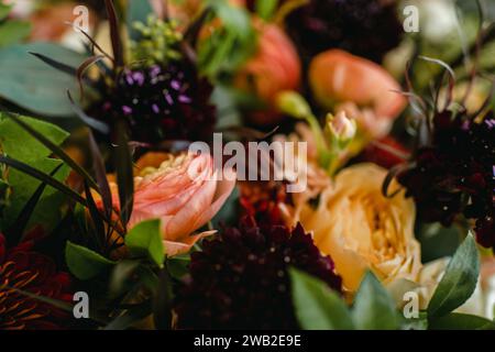 Lebhafter Sommerblumenstrauß mit persischen Buttercups und Scabiosas Stockfoto