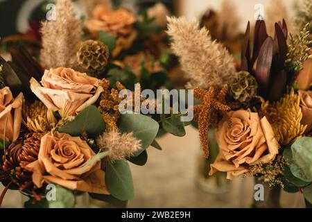 Herbstlich inspirierte Blumensträuße mit getrockneten Rosen Stockfoto