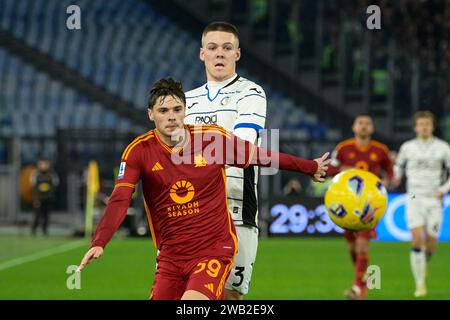 Rom, Italien. Januar 2024. Nicola Zalewski (AS Roma); Emil Holm (Atalanta BC); während der italienischen Fußball-Meisterschaftsliga 2023/2024 Ein Spiel zwischen AS Roma gegen Atalanta BC im Olimpischen Stadion in Rom am 07. Januar 2024. Quelle: Unabhängige Fotoagentur/Alamy Live News Stockfoto