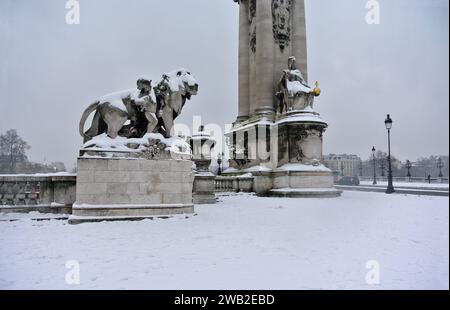 Unerwarteter Schnee in Paris. Brücke Alexandre III Stockfoto