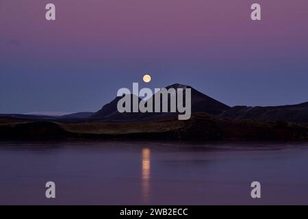 Herrlicher Blick auf Berg und See bei Nacht Stockfoto