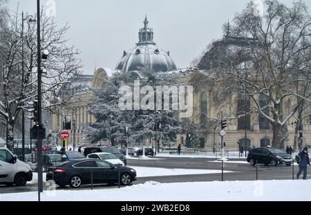 Unerwarteter Schnee in Paris. Grand Palais. Stockfoto