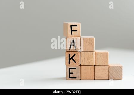 Falsches Nachrichtensymbol. Holzblöcke mit Konzeptworten Fake News auf wunderschönem Hintergrund von Dollarscheinen. Geschäftsmedien und Fake-News-Konzept. Verstanden Stockfoto