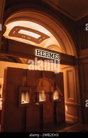 Berühmter Hermes-Laden in einem eleganten Interieur mit Luxusartikeln im Einkaufszentrum. Hermes ist ein französisches Luxusmodehaus Stockfoto