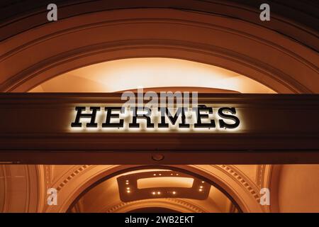 Berühmter Hermes-Laden in einem eleganten Interieur mit Luxusartikeln im Einkaufszentrum. Hermes ist ein französisches Luxusmodehaus Stockfoto