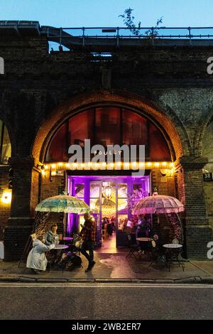 Äußere der Poulet Rotisserie in den Eisenbahnbögen des Maltby Street Market, London, England Stockfoto