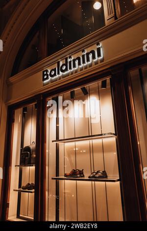 Berühmtes goldenes Logo der Baldinini Boutique. Ein italienisches Unternehmen, das Schuhe und Accessoires herstellt Stockfoto