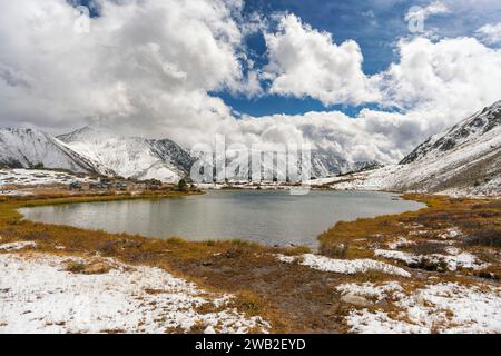 Das Wetter zieht an Pass Lake, Colorado Stockfoto