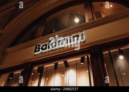 Berühmtes goldenes Logo der Baldinini Boutique. Ein italienisches Unternehmen, das Schuhe und Accessoires herstellt Stockfoto