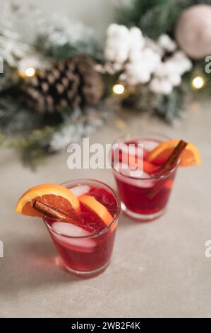 Cocktails im Weihnachtsstil mit Orangen und Zimtstangen Stockfoto