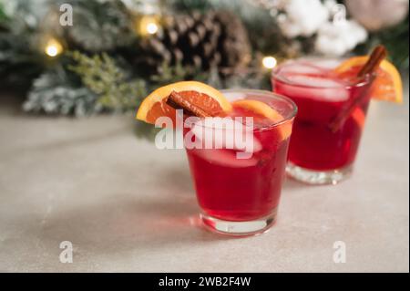 Cocktails im Weihnachtsstil mit Orangen und Zimtstangen Stockfoto