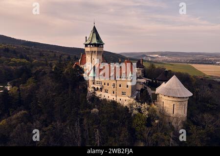 Aus der Vogelperspektive der romantischen mittelalterlichen Burg Bojnice in der Slowakei. Reisekonzept Europa. Stockfoto