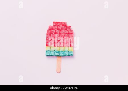 Wassermelonenzucker-Eis. Kreatives Konzept für den Sommer. Stockfoto