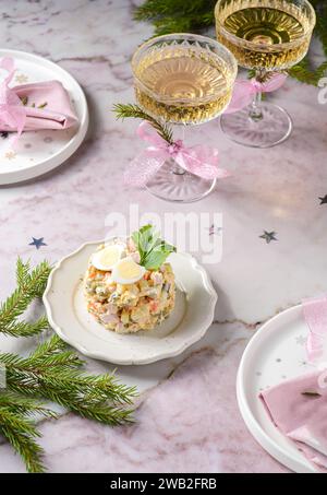 Russischer Salat mit Wachtelei für das neue Jahr Stockfoto