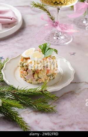 Russischer Salat mit Wachtelei für das neue Jahr Stockfoto