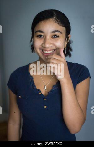 Porträt eines lächelnden Teenager-Mädchens Stockfoto