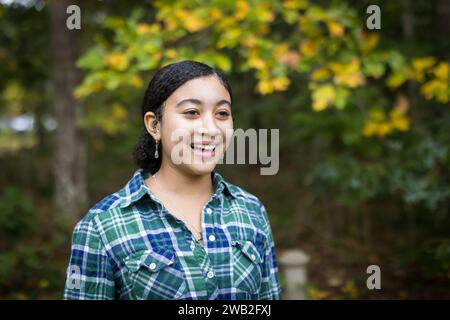 Birassisches Teenager-Mädchen in Herbstkleidung reagiert freudig Stockfoto