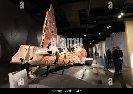 Rostiges Wrack eines Mitsubishi A6M 'Zero' Jagdflugzeugs, das auf der Insel Taroaat im Imperial war Museum in London, England gefunden wurde Stockfoto