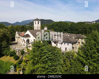 Blick auf die Drohne auf den heiligen Berg Orta in Italien Stockfoto