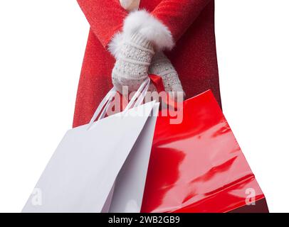 Eine Frau, die Weihnachtseinkäufe macht, hält zwei Taschen in der Hand Stockfoto