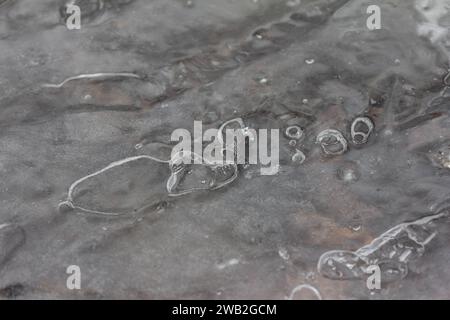 Luftblasen in Eisplatte gefroren Stockfoto