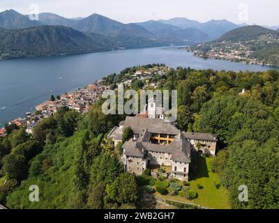 Blick auf die Drohne auf den heiligen Berg Orta in Italien Stockfoto