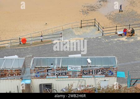 Fish & Chips Bar auf der Strandpromenade am Meer nur wenige Leute, die außerhalb der Saison im Cromer Norfolk UK für Geschäfte am Meer interessiert sind Stockfoto