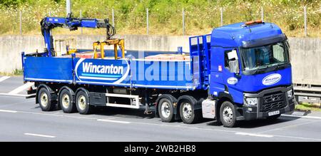 Wincanton Logistics Business LKW schleppen beladene hydraulische Kranausladegeräte mit knickgelenktem Anhänger auf der Autobahn M25 Essex England Großbritannien Stockfoto