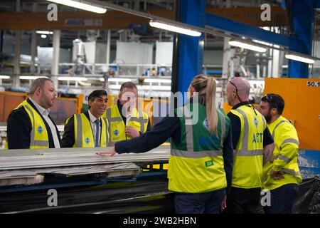 Premierminister Rishi Sunak (2. Links) mit Neil Evans Geschäftsführer der VEKA (3. Links) und Antony Higginbotham Parlamentsabgeordneter (links) sprechen während eines Besuchs bei der VEKA Plc in Burnley, Lancashire. Bilddatum: Montag, 8. Januar 2024. Stockfoto